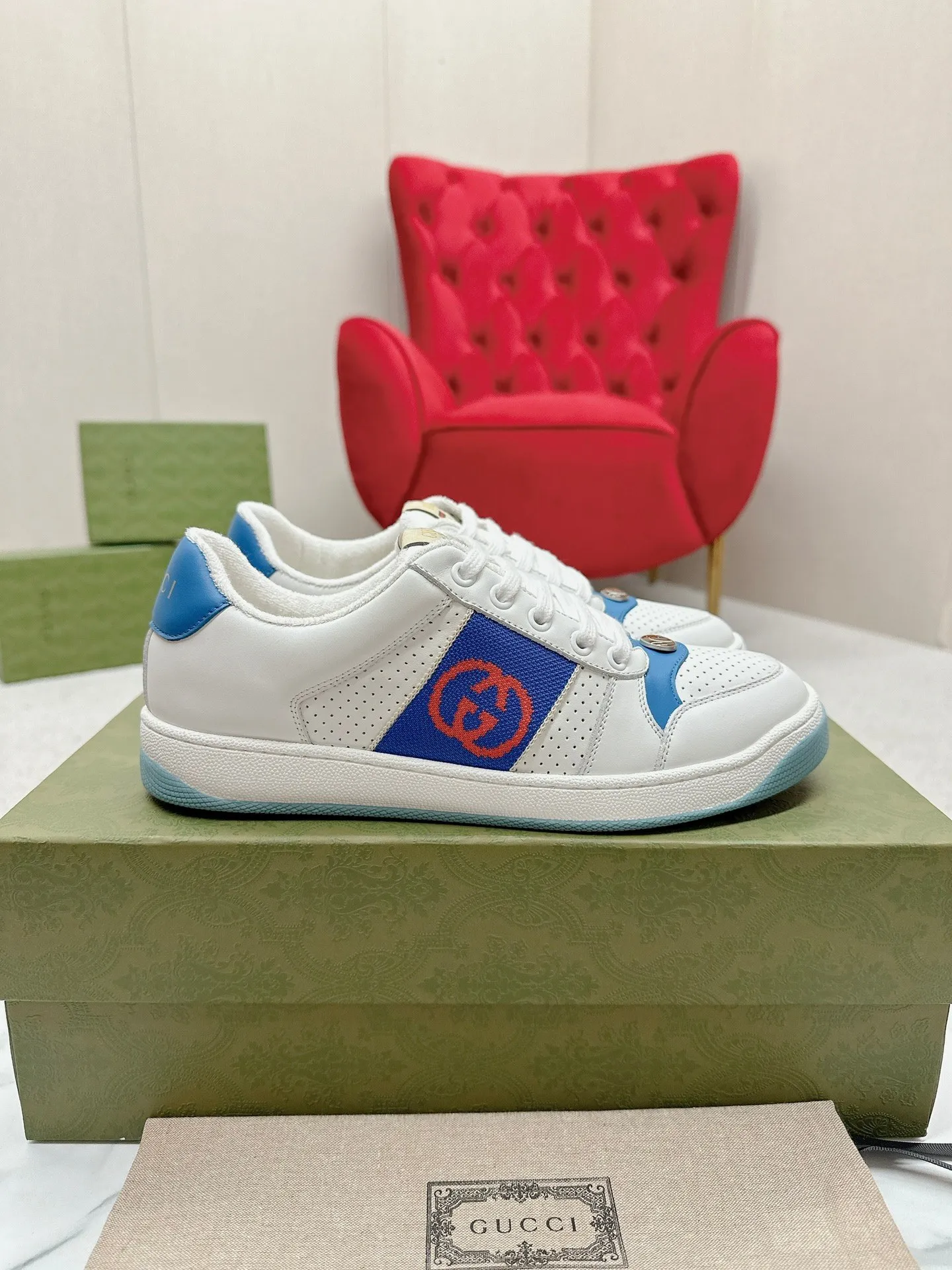 👟👟Ex-factory price 560👟👟 Men’s size +10 Gucci——purchased version GG series distressed dirty shoes-hot style is coming! 9 times out of 10 sales, you will definitely get the money. Ready stock! Spot goods! Spot goods! New colors added - the ultimate version on the market! Purchase the original version and develop it... fabric, material, outsole, and details can be compared at will! Open-mold Swarovski one-to-one replica rhinestone chain...Metal cherry pendant...Metal double G crystal cylindrical mark...Gucci original customized narrow webbing...Super flash series - flash diamond chain. The cherry decoration is detachable and can be changed into two to match with each other to show your personality. Exclusive color-brushed cowhide fabric. Hand-made distressed is very textured and has a sense of luxury! The details of the workmanship can be seen in the drawings, and no line is missed. The original terry cloth is delicate, soft and more comfortable and breathable. The privately stamped two-color original TPU outsole (lower layer is wider, upper layer is narrower). Matching packaging⭐️ Size: Female 35-40 Male 39-44 (Female 41 Male 45 customized)